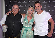 Angermaier Chef Dr. Axel Munz und Yvonne Marwan (Yve), Schauspieler Mark Keller @ Präsentation der exklusiven Angermaier X distorted Trachtenkollektion (©Foto: Ingrid Grossmann)